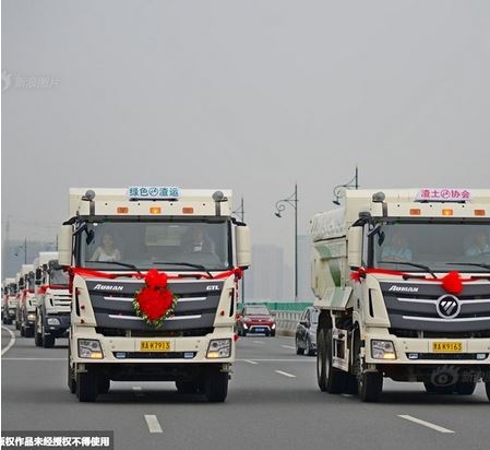 Hoành tráng, độc đáo đoàn rước dâu 36 chiếc xe tải (Trung Quốc)
