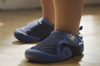 BMW phát minh giày giúp trẻ em tập đi không bị ngã