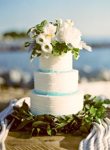 12 cách làm đẹp bánh cưới với hoa màu sắc: đẹp lung linh