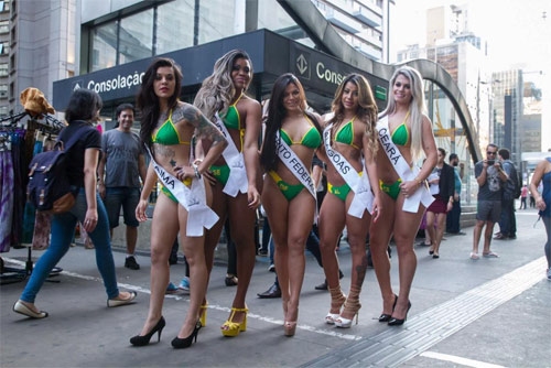 Hoa hậu Siêu vòng 3 náo loạn tàu điện ngầm vô cùng nóng bỏng