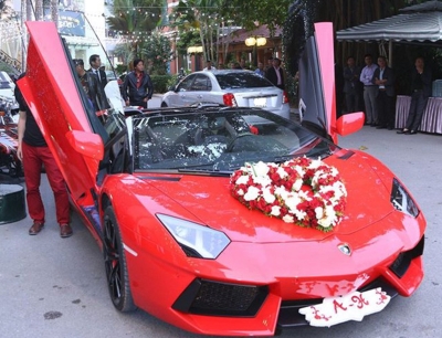 Cho thuê xe cưới Lamborghini Aventador màu đỏ